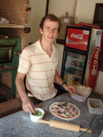 Micha�l aan de pizza-bak. Het lijkt een prosciutto te worden.